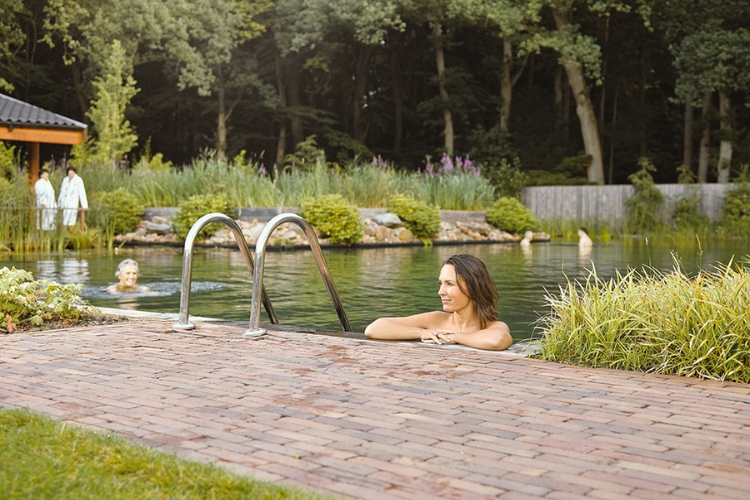 Gasten zwemmen in het buitenzwembad bij Thermen Soesterberg